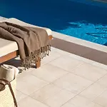 Chrissiida Villa *
